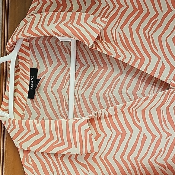 ALFANI Women's 2X blouse. Peachy coral‎ color animal print. Cuff sleeves. Button - Picture 2 of 9